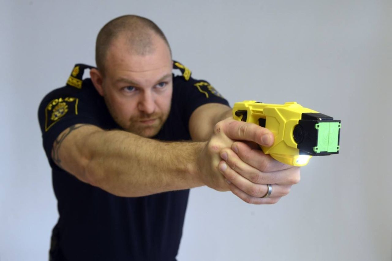 Alla poliser ska få elchockvapen i år