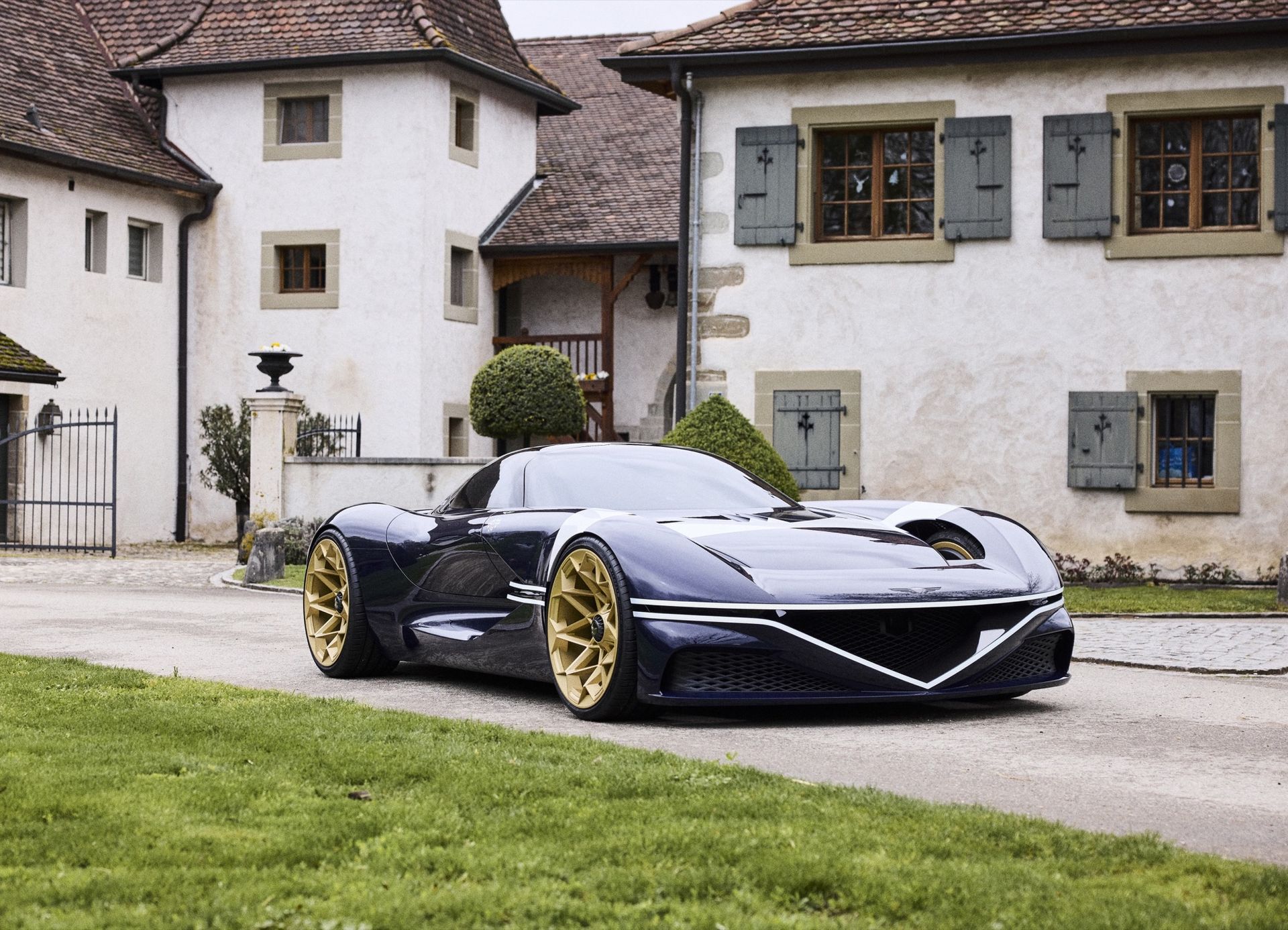 Genesis hyllar racinglegendaren Jacky Ickx 