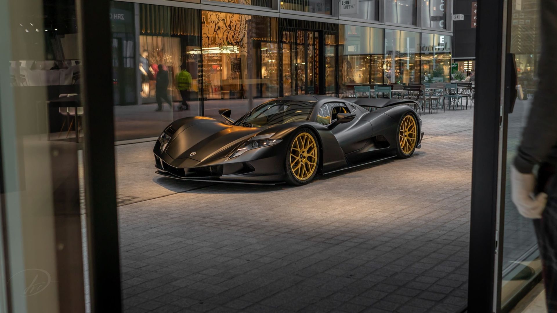 En av världens snabbaste elbilar ska säljas