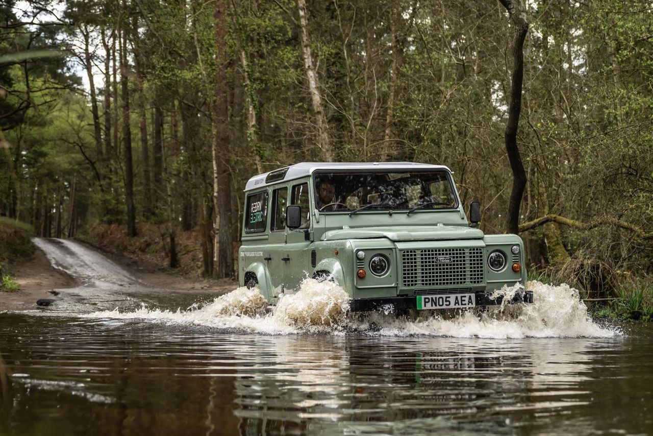Gammal Land Rover Defender med elmotorer i hjulen