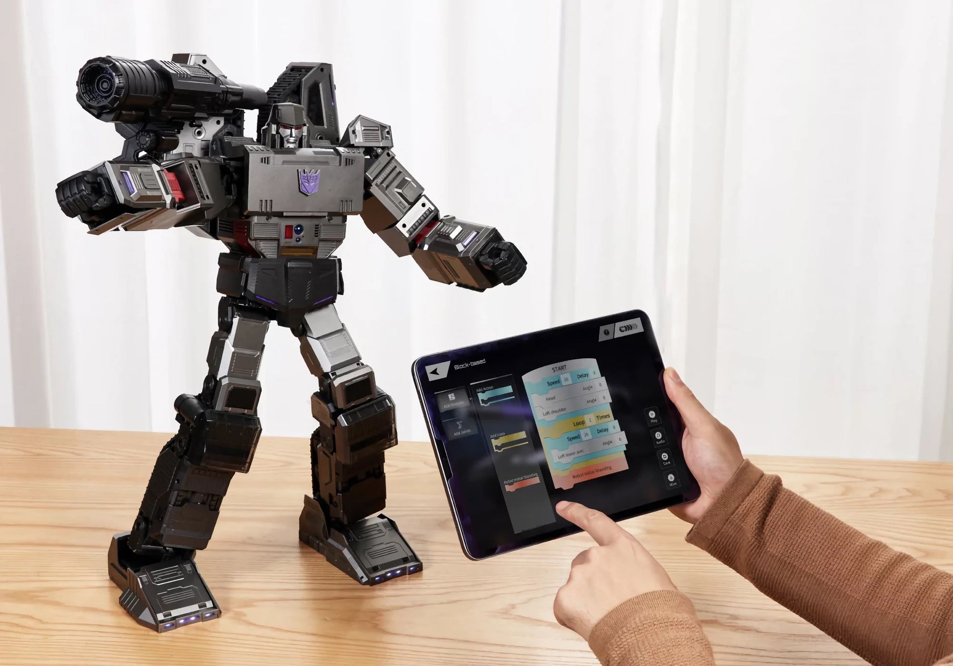 Robosen visar upp Megatron-modell