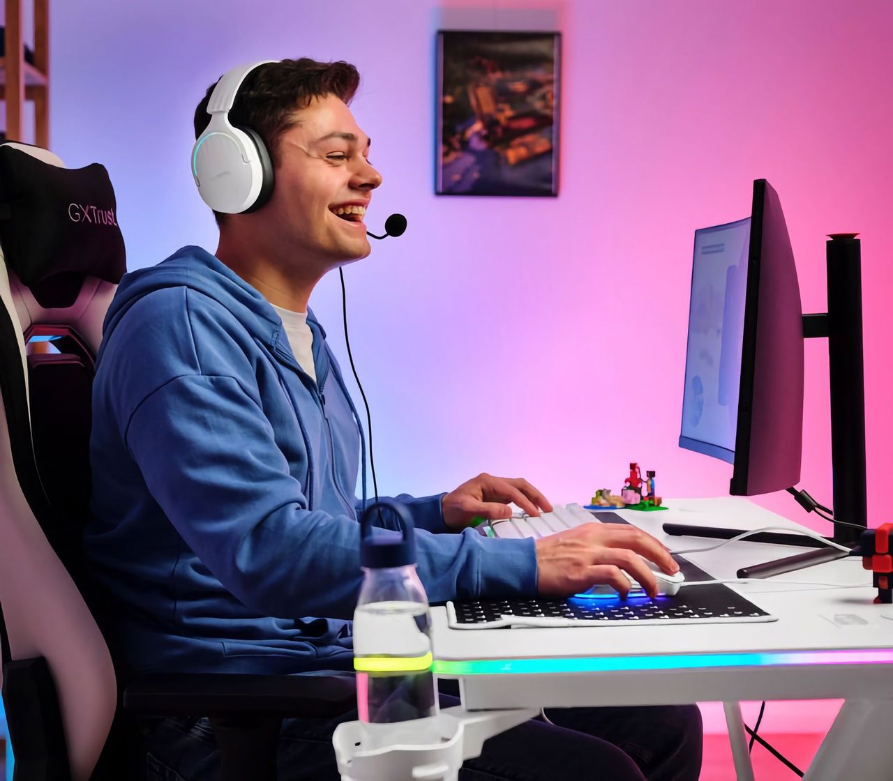 Detta gaming-skrivbord har inbyggd RGB-belysning