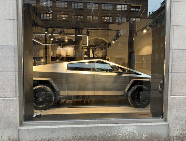 Tesla firar tio år med ny butik i Stockholm