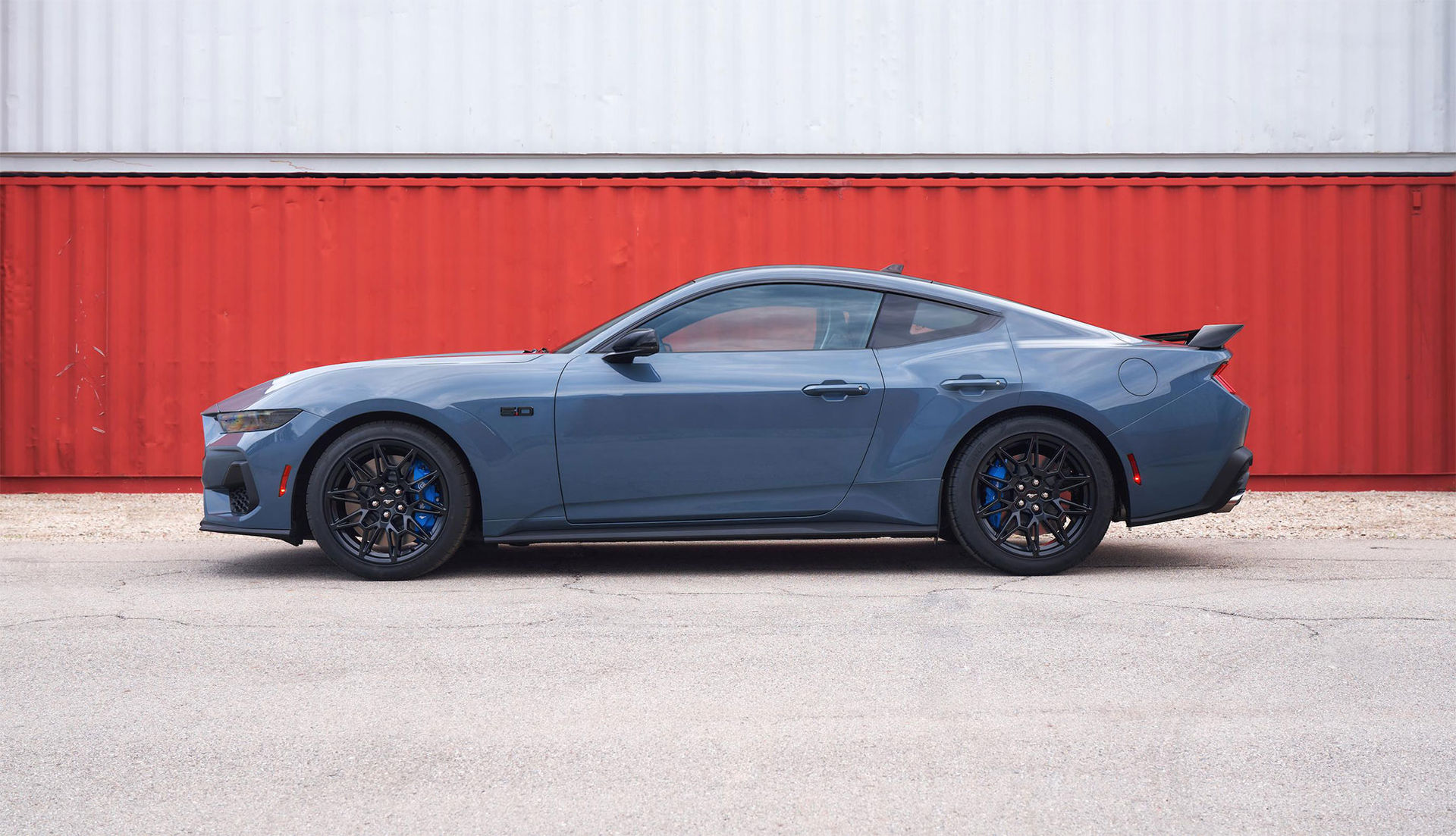 Ford funderar på Mustang med fyra dörrar