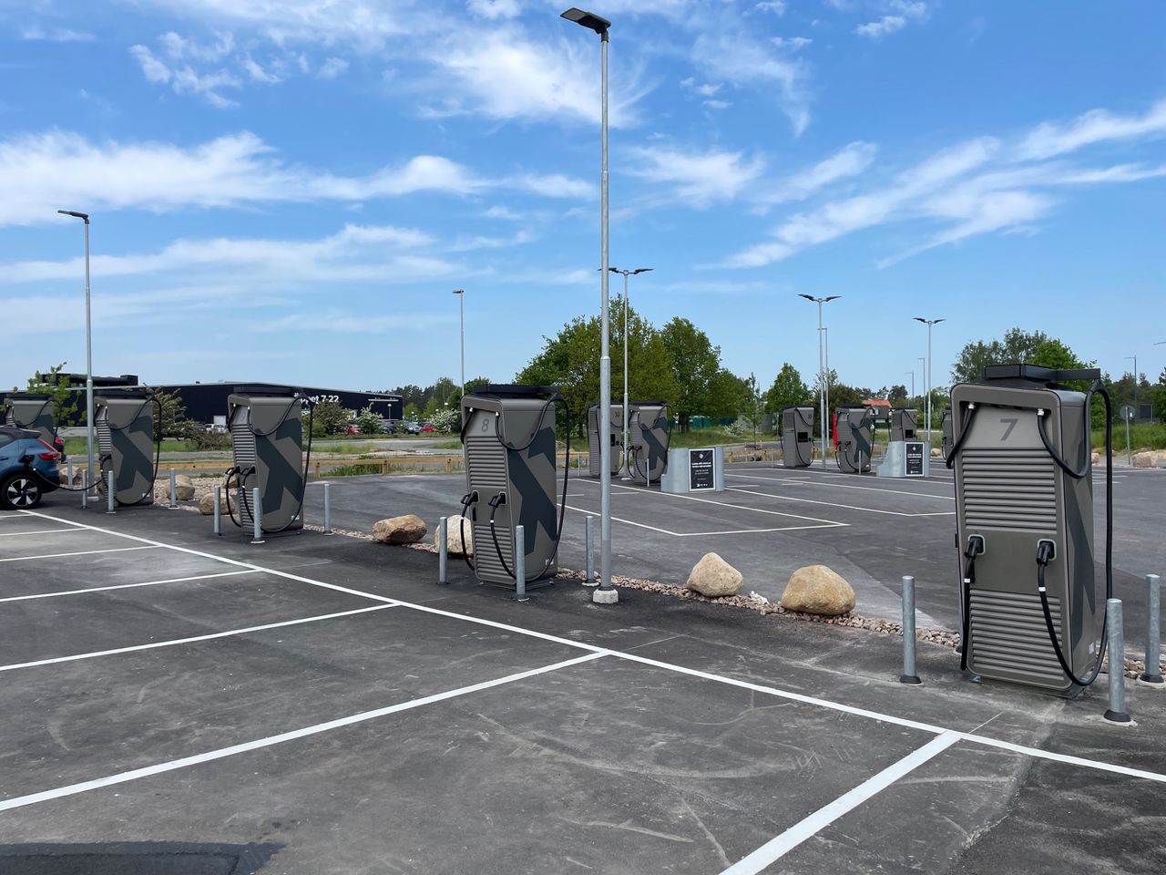 Nimas uppdaterade station har 26 laddpunkter med 400 kW