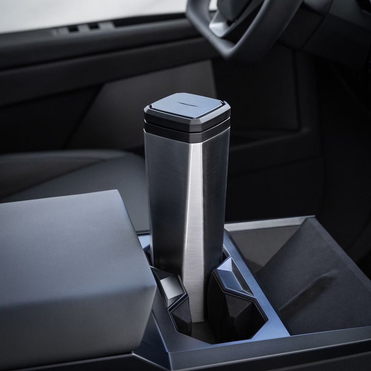 Tesla släpper Cybervessel