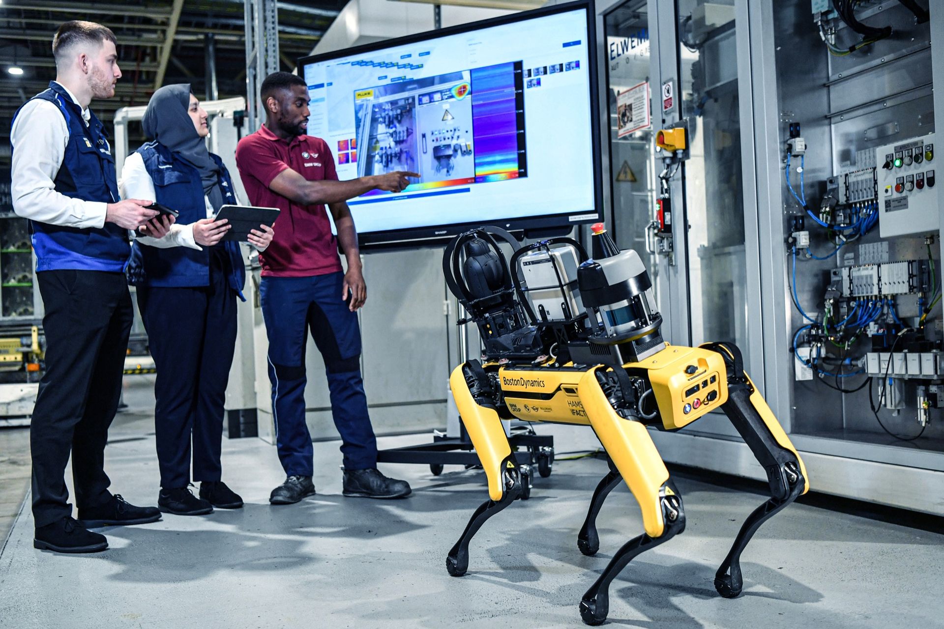 BMW börjar använda robothund på fabrik