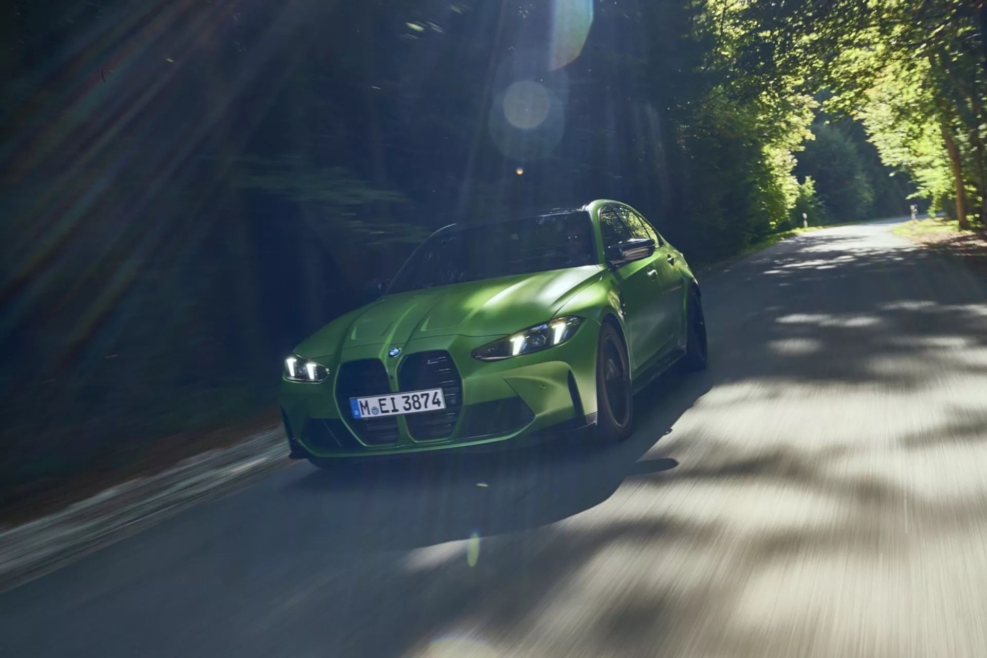 BMW lyfter M3 lite försiktigt