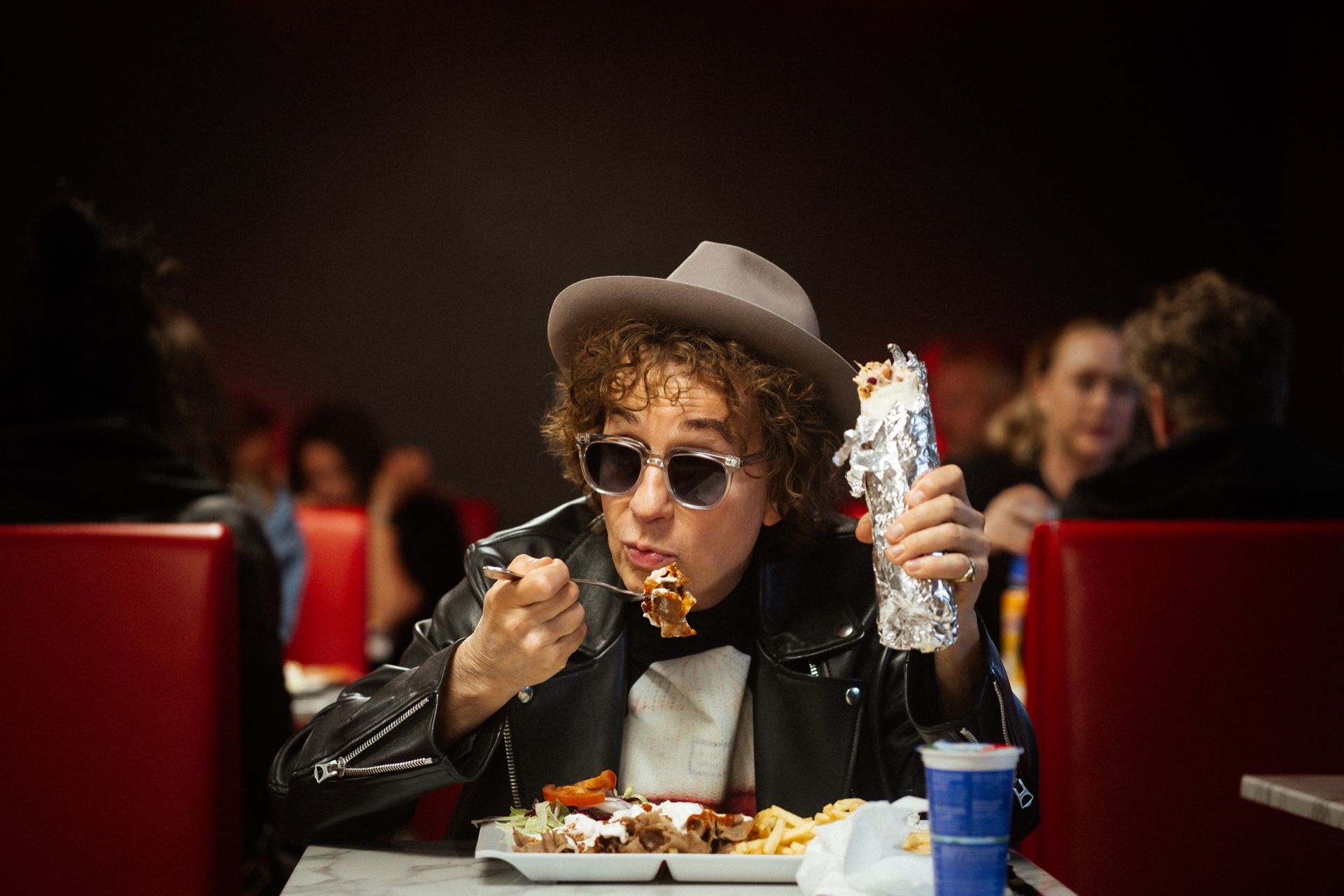 Magnus Uggla hyllar fyllekäk i ny låt