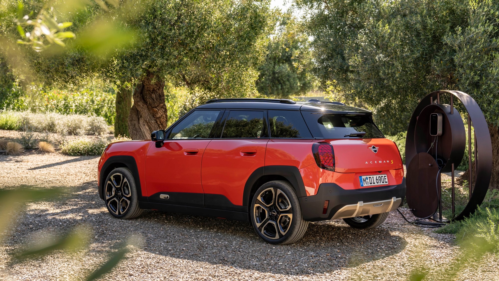 Mini Aceman kostar från 408.900 kronor. Elbilen börjar säljas idag.