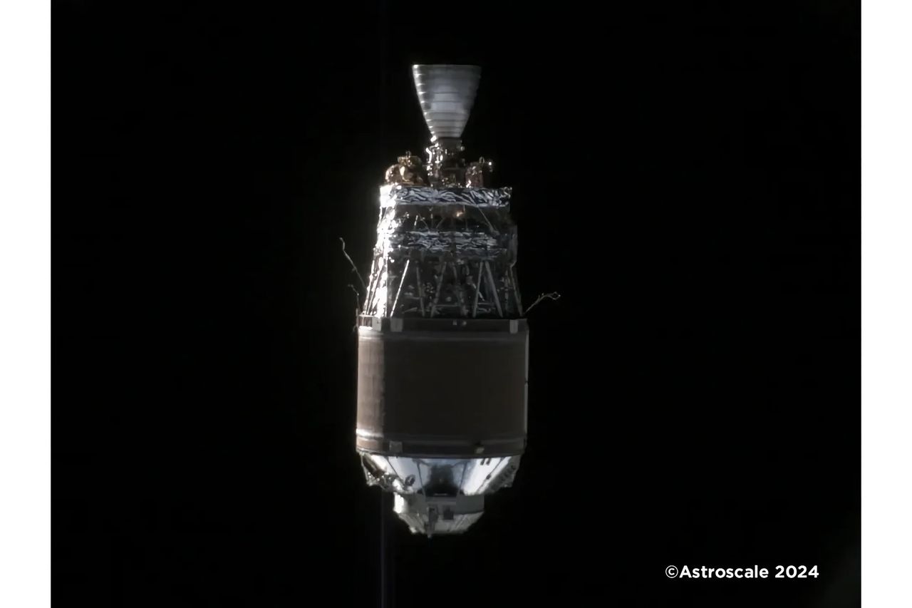 Rymdskrotsföretaget Astroscale fotar rymdskrot
