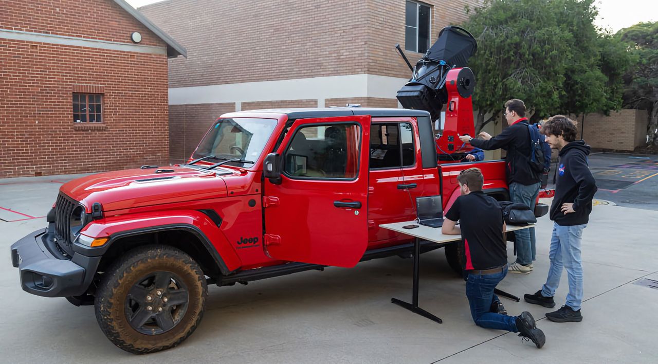 Data från rymden skickad med laser till bil i Australien