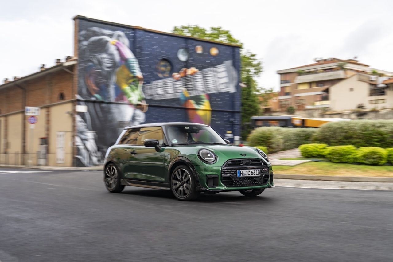 Mini Cooper S nu i JCW-kläder