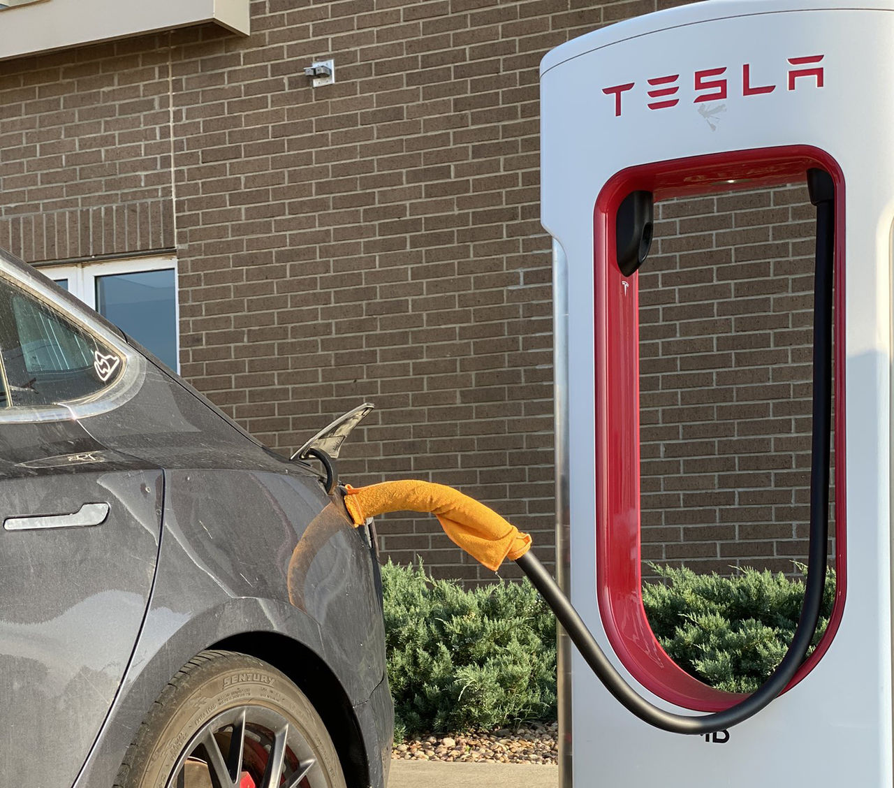 Tesla varnar för laddtrick