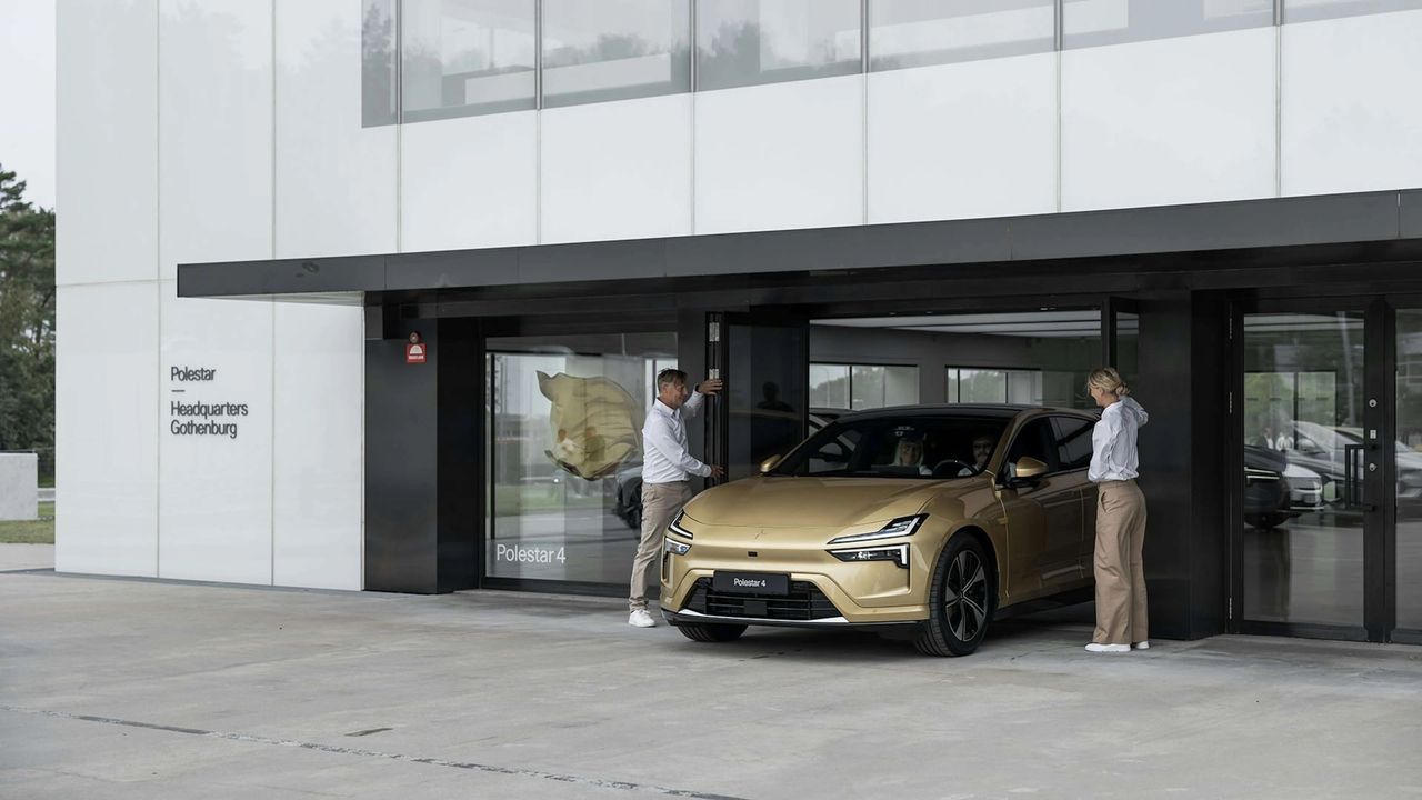 Första Polestar 4 i Sverige levererade