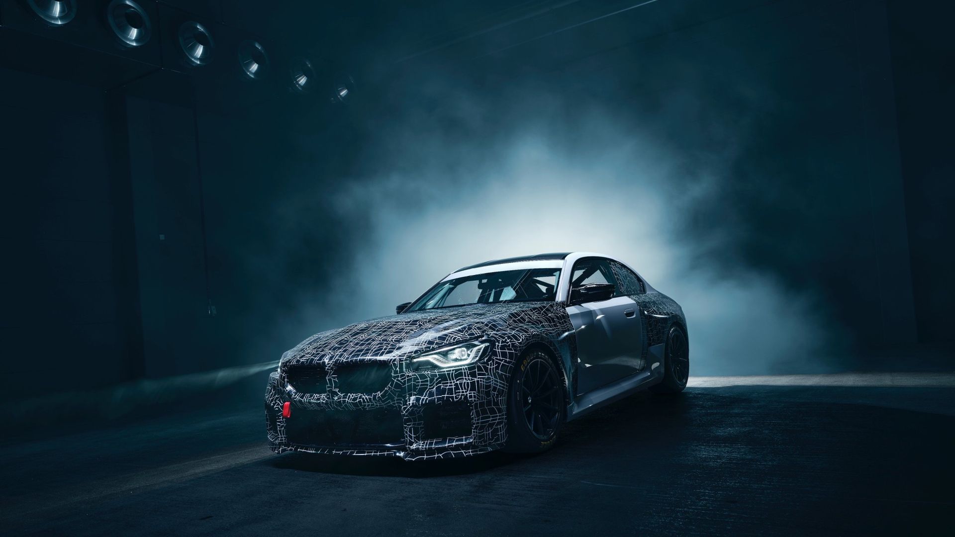 BMW teasar M2 i racingkläder