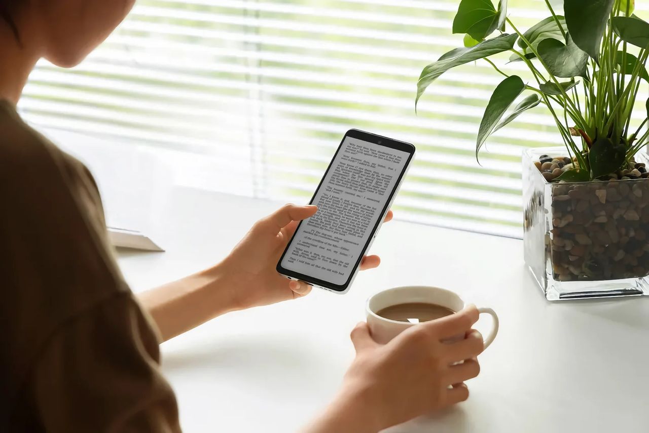 TCL släpper två telefoner som även är eboksläsare