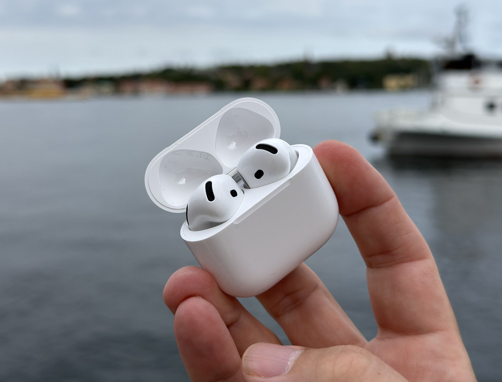 Nya AirPods 4 är både billigare och bättre!