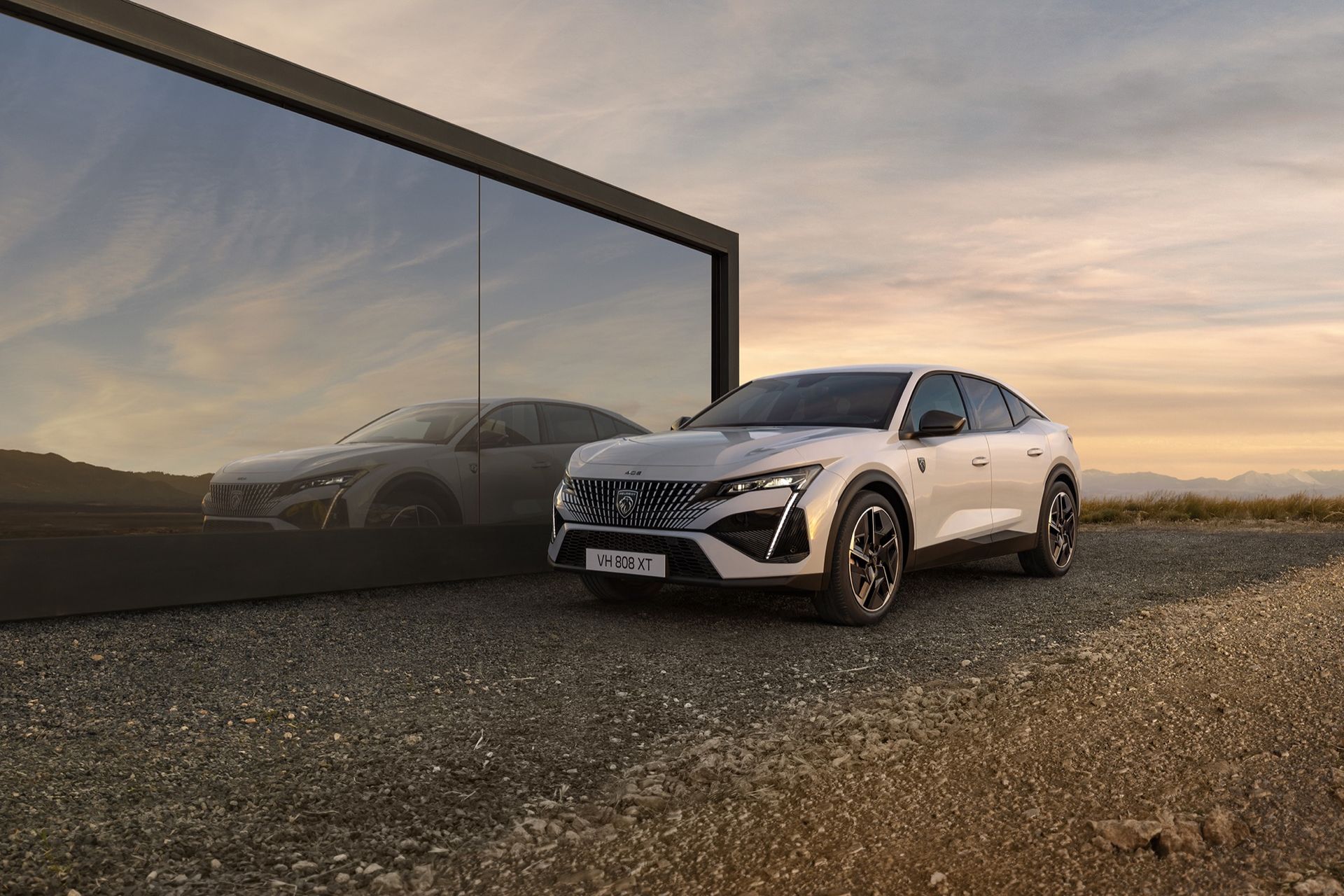 Peugeot presenterar eldrivna E-408