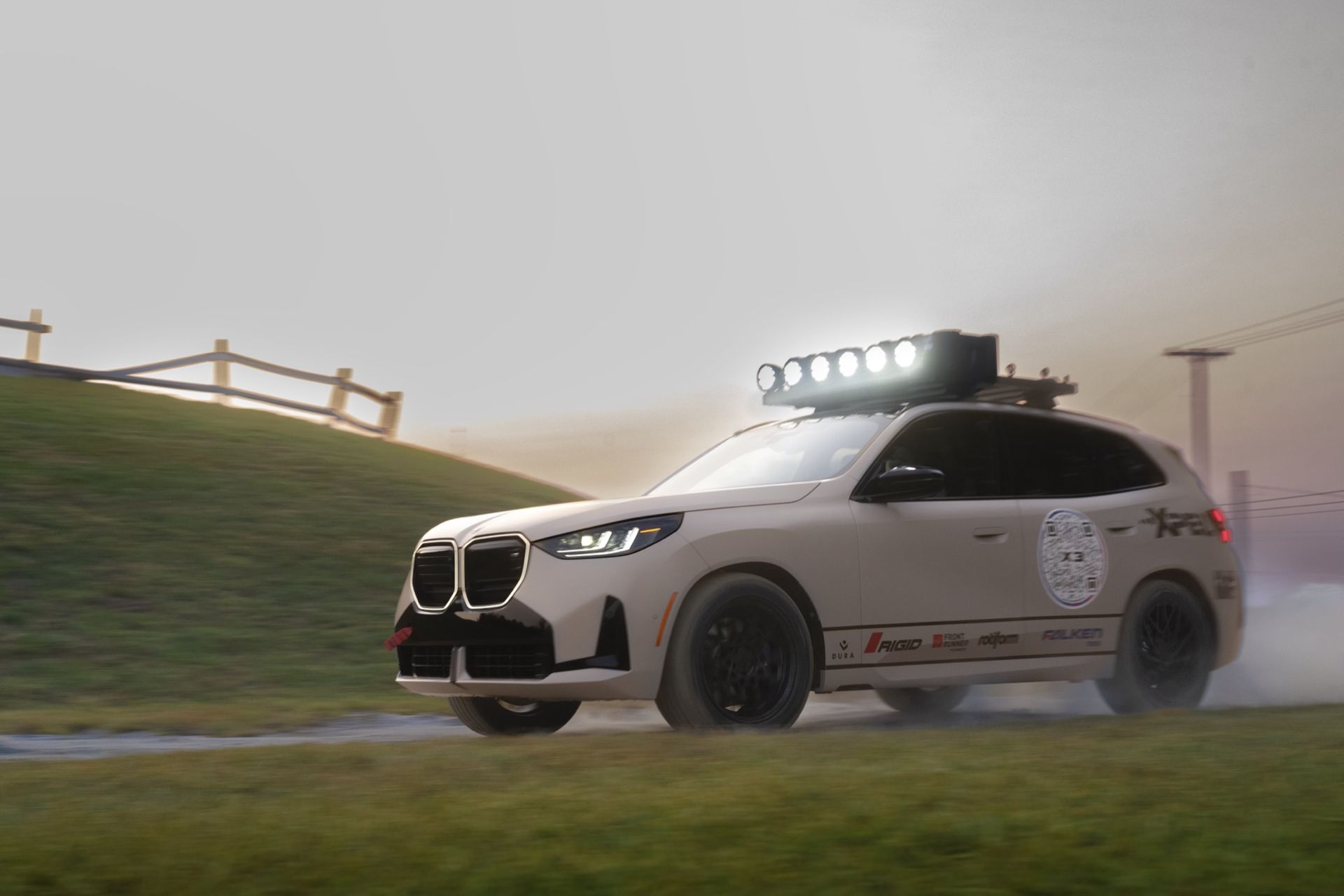 BMW presenterar kittad X3 M50