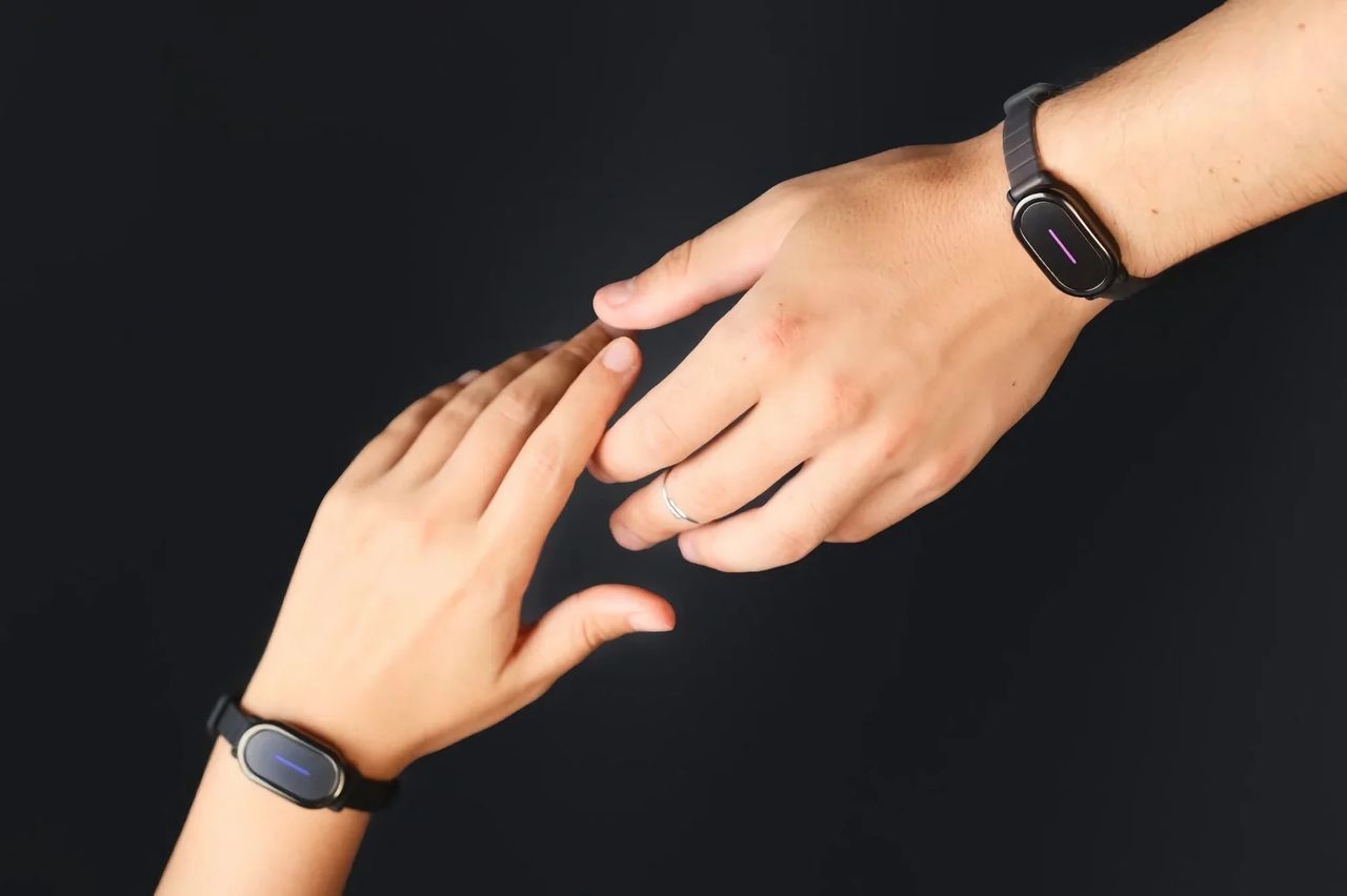 Med Bond Touch-armband kan du 