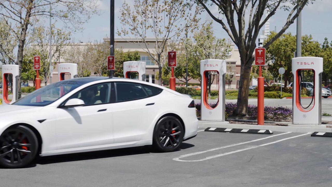 Teslas laddnätverk i topp enligt elbilsägarna