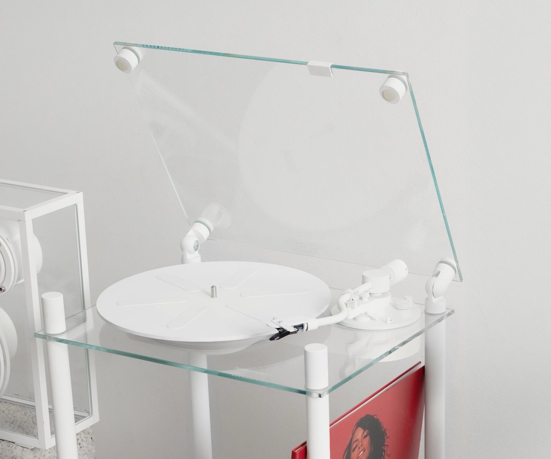 Skivspelare och hylla i ett