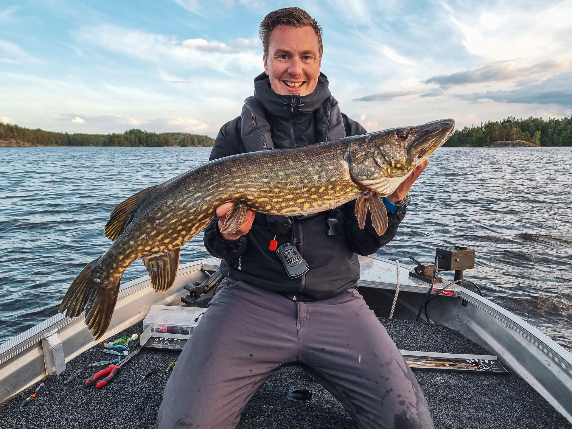 Han fiskar både gädda och annonsörer