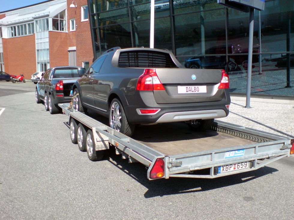 Volvo Xc70 Med Flak Dragen Av En Lang Xc90 Ocksa Med Flak Feber