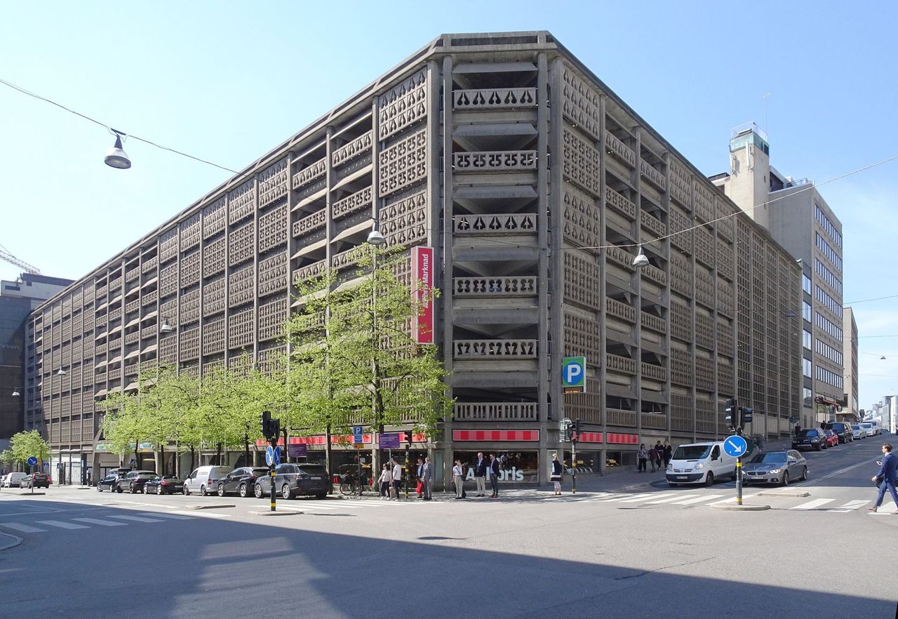 Från nyår får bara elbilar parkera i klassiskt parkeringshus