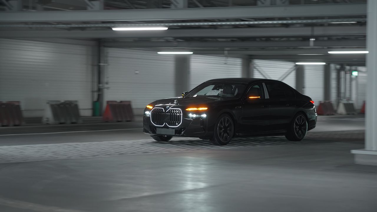 Nu kör bilarna sig själva på BMW:s fabriker