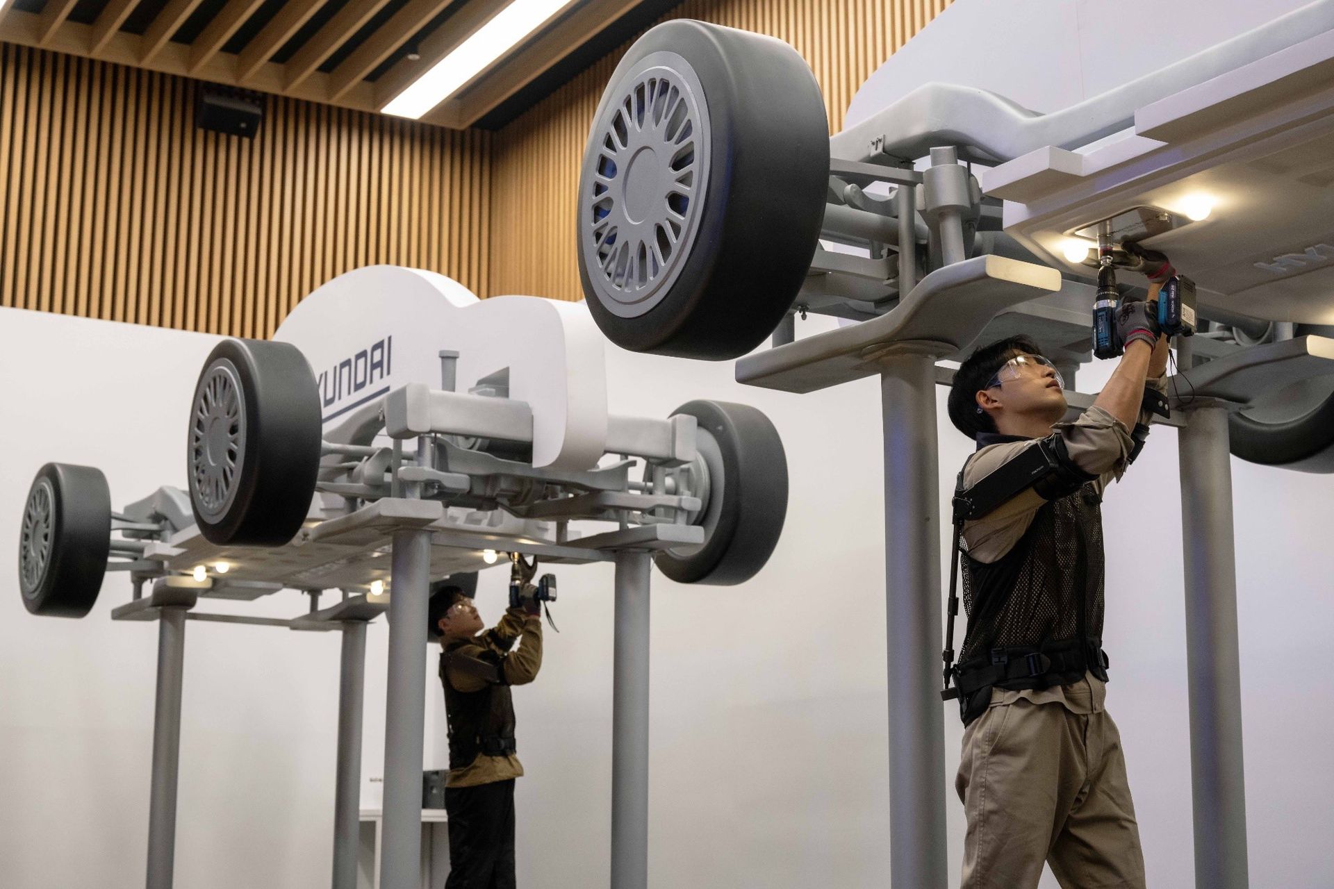 Hyundai och Kia visar upp exoskelett