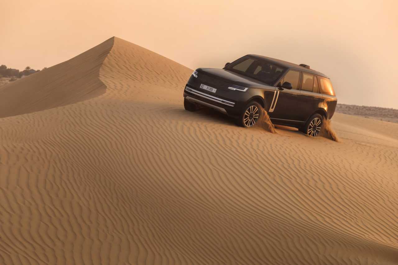 Eldrivna Range Rover på ökentest
