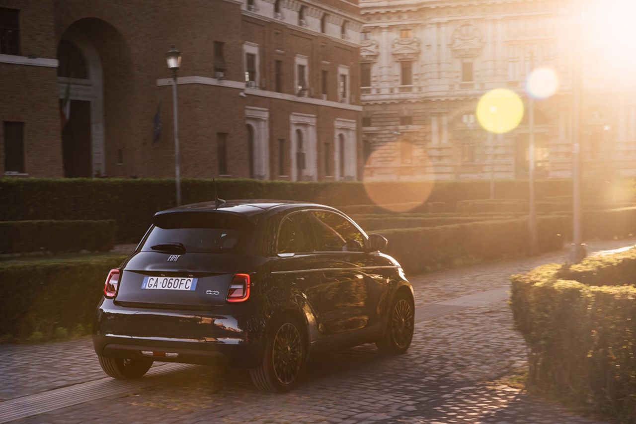 Tillverkningen av Fiat 500e pausas ytterligare