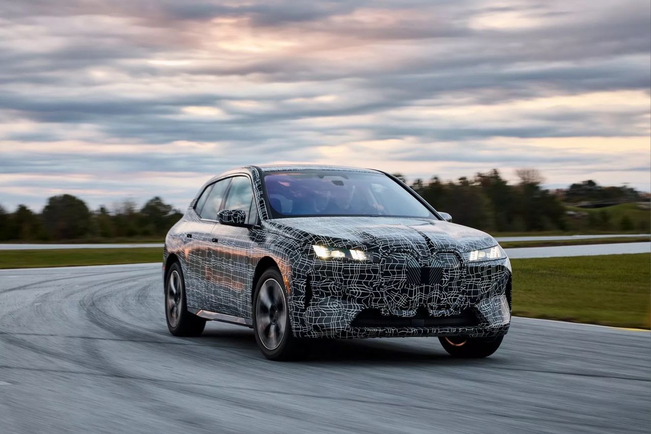 BMW iX blir effektivare och får ny grill