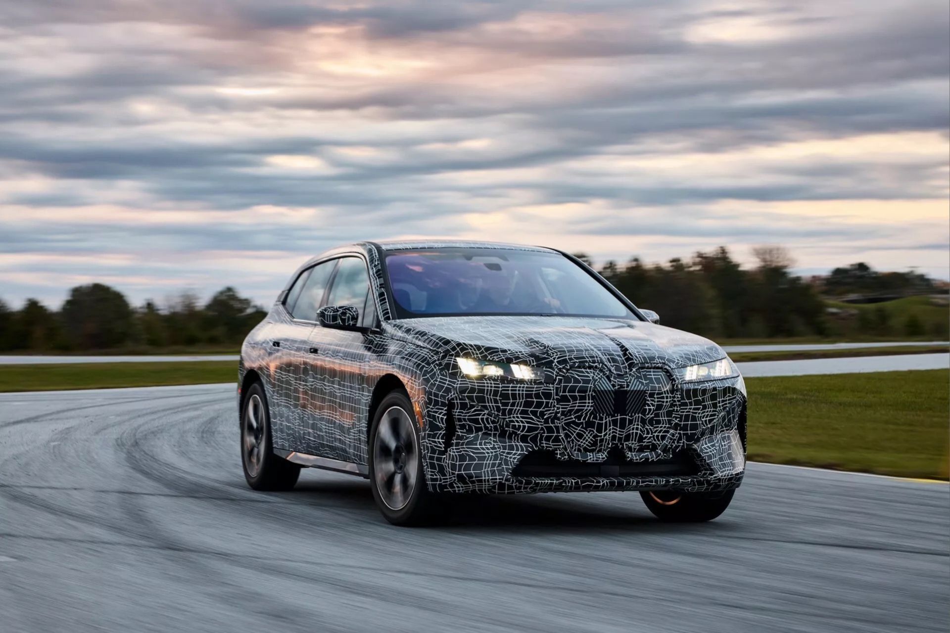 BMW iX blir effektivare och får ny grill