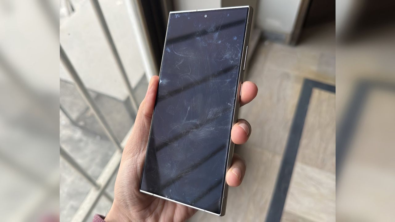 Vissa har problem med Galaxy S24:s skärmbeläggning