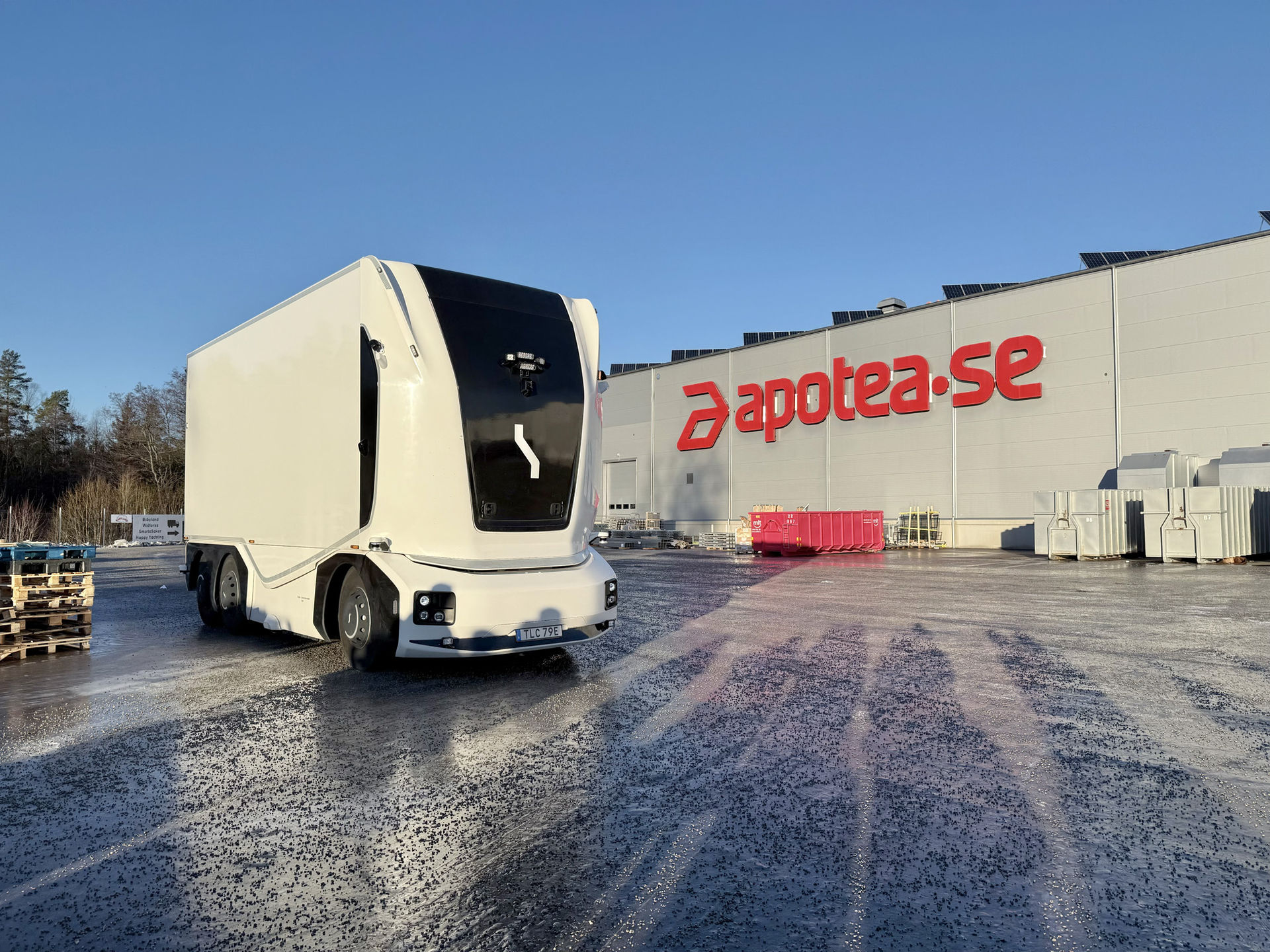 Nu kör Einrides autonoma lastbil hos Apotea