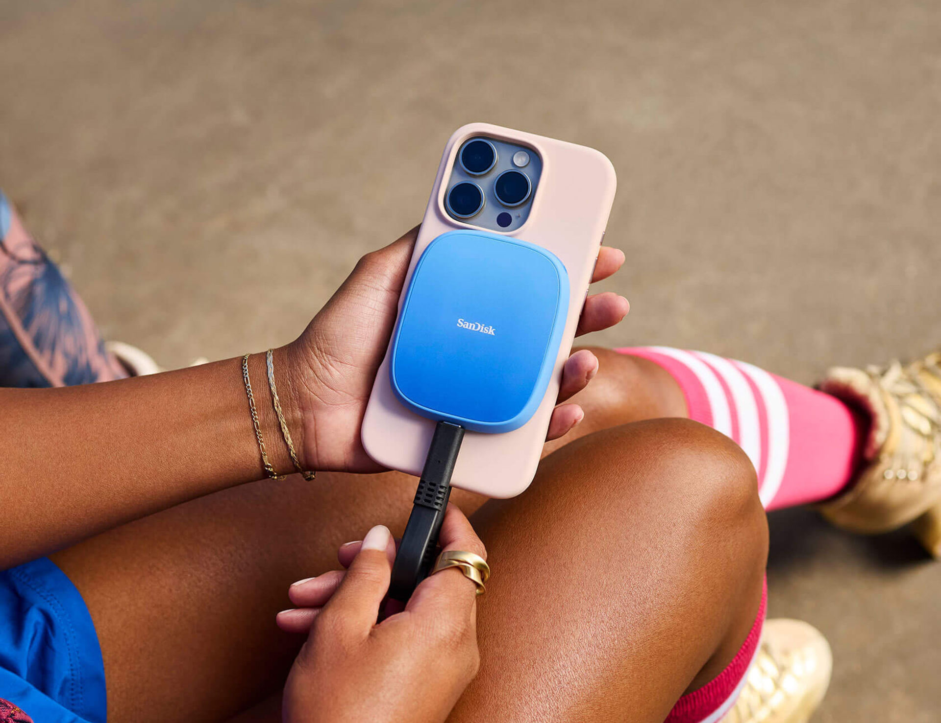 Portabel SSD fästs med magnet