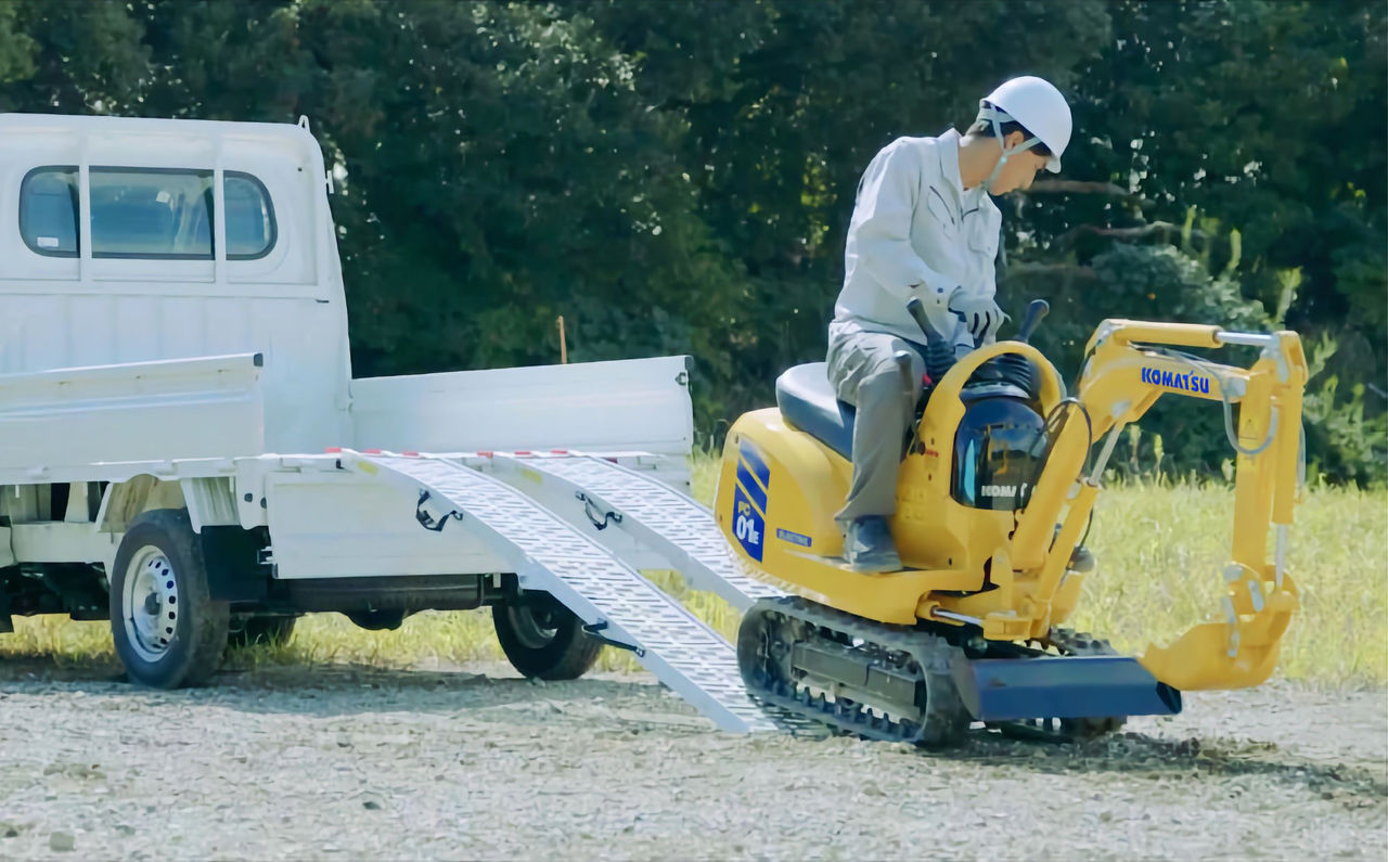 Komatsu visar upp liten grävmaskin 