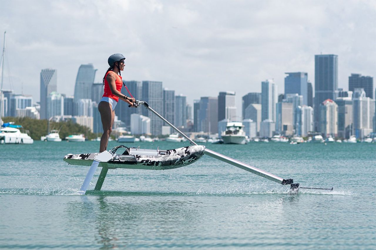 HydroBlade är en jetski som svävar ovanför vattenytan