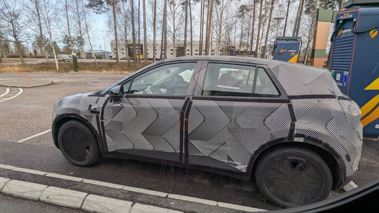 Mystisk elbil laddas vid McDonald's i Lidköping