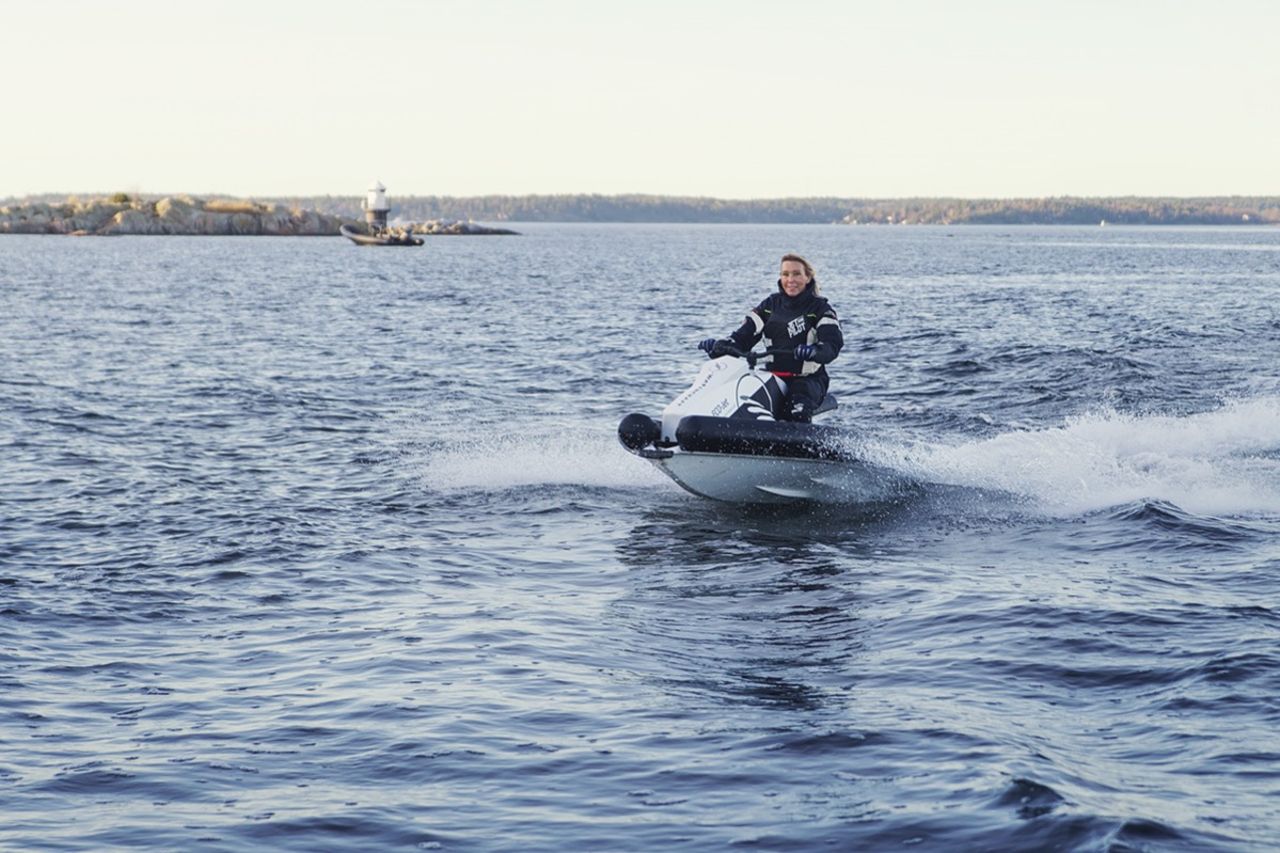 Det här är en svensk, eldriven vattenskoter