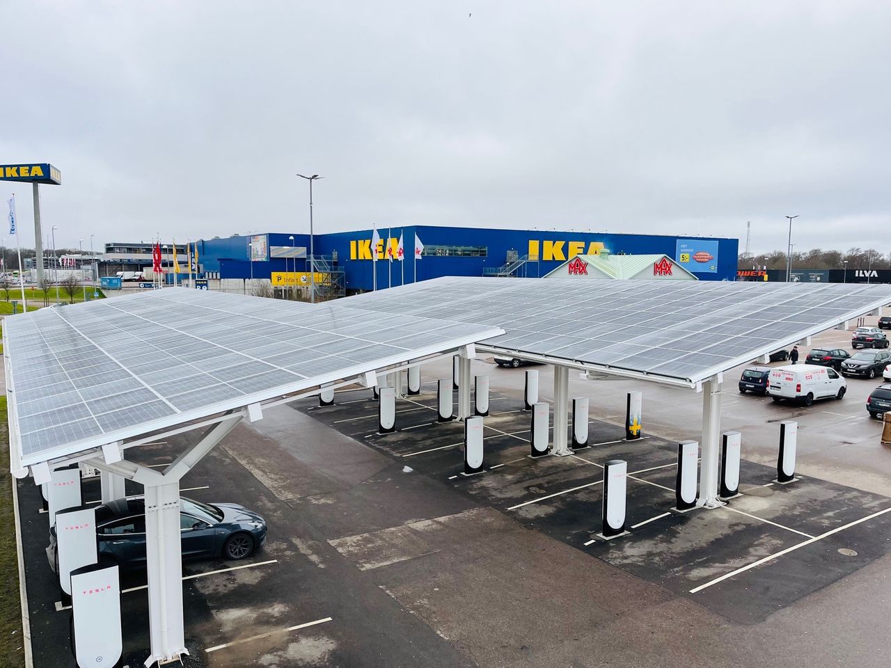 Tesla öppnar första laddstationen med solcellstak i Sverige