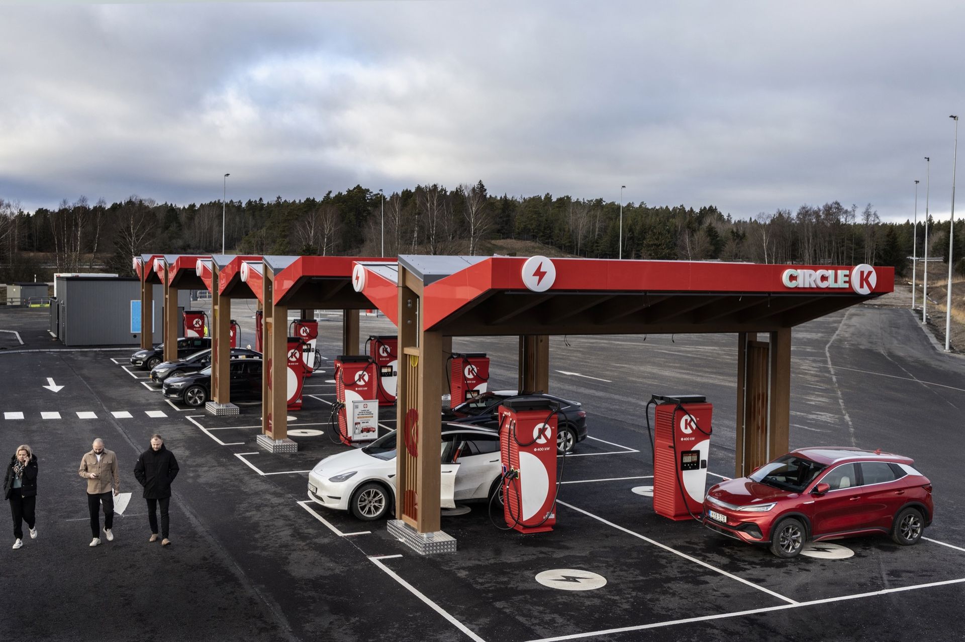 Flaggskeppsstation med snabbladdare öppnad