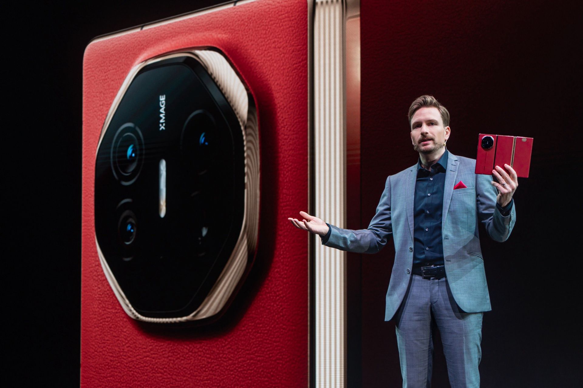 Huawei börjar sälja Mate XT globalt