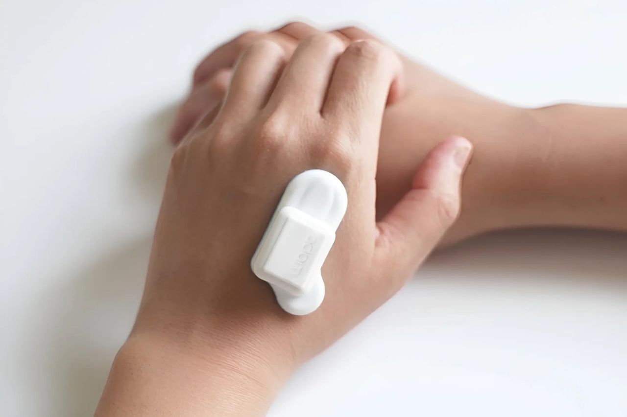 Adam ska förhindra att man kliar sig i sömnen