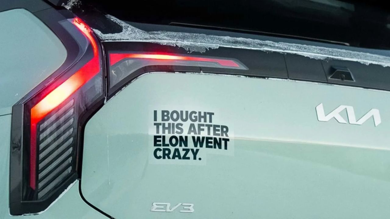 Kia svarar på Tesla-klistermärken