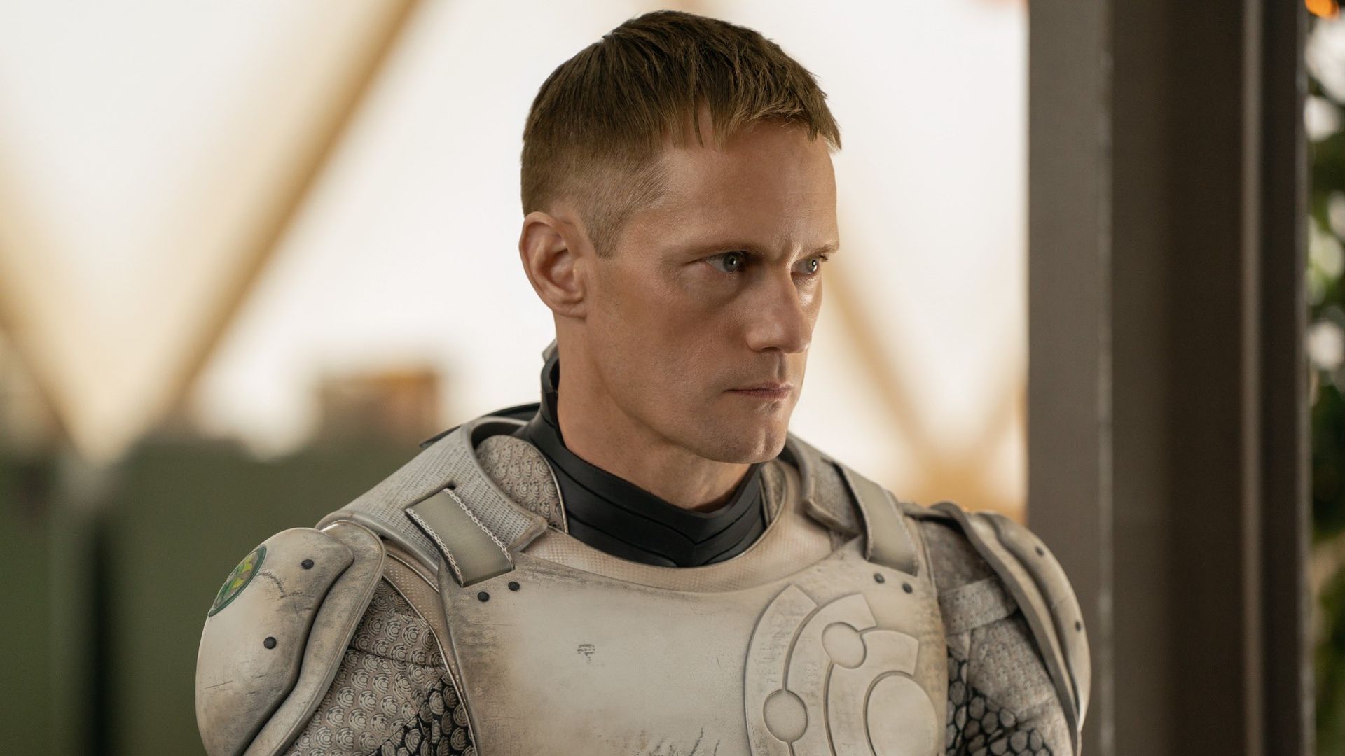 Kolla in första bilderna på Alexander Skarsgård i Murderbot