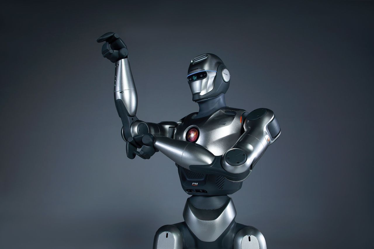Humanoid robot gör en framåtvolt